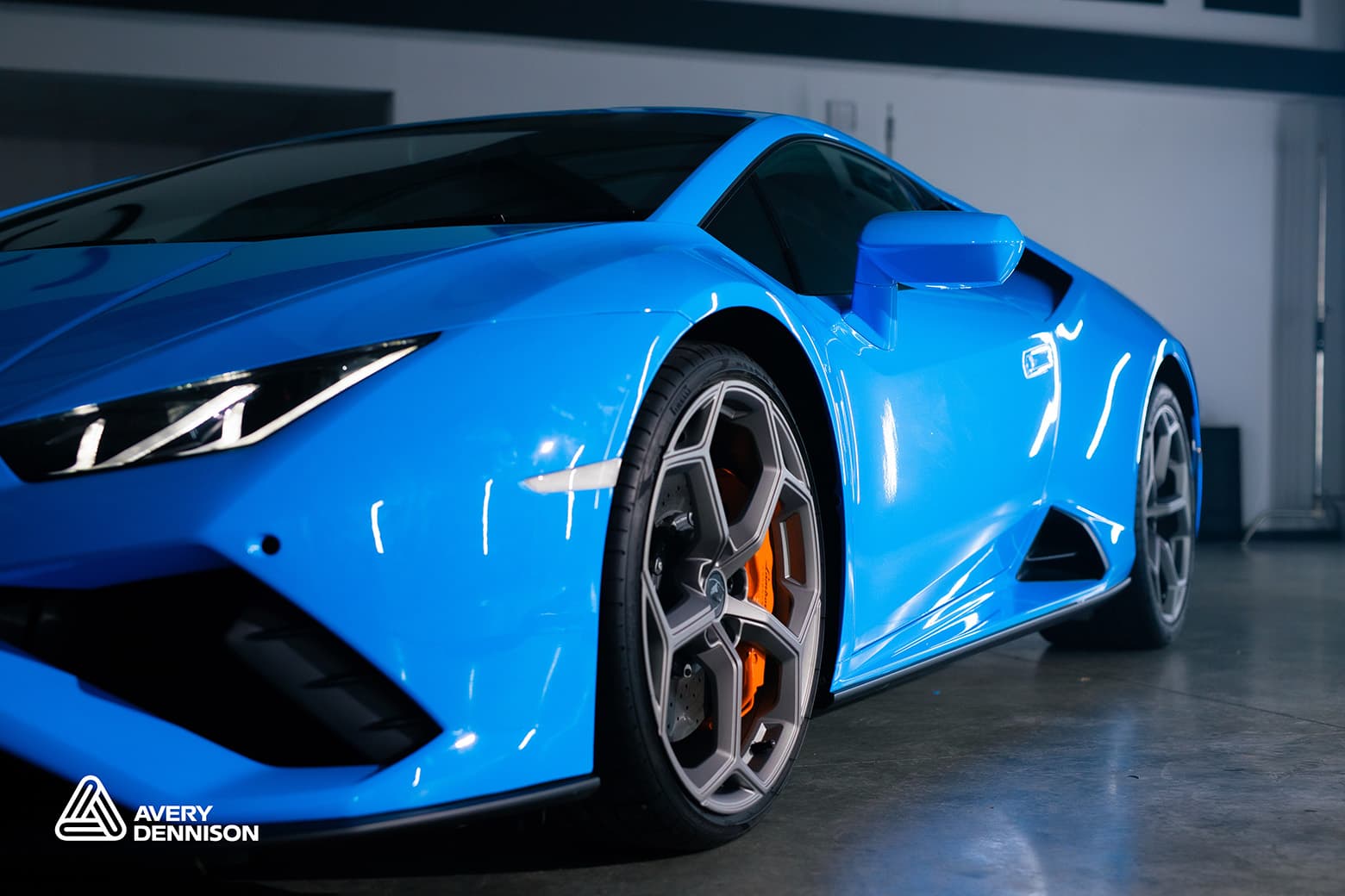 Lamborghini Huracán foliead i Avery Dennison Color Paint Protection Film Light Blue — premium fordonsfoliering