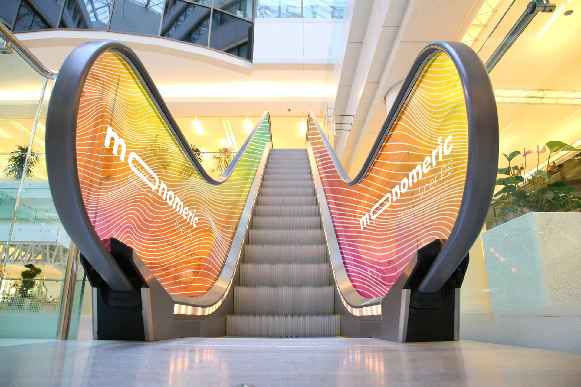 Decal Monomeric Liner PE — färgstark digital print applicerad på rulltrappa i shoppingcenter, exempel på storformat-installation