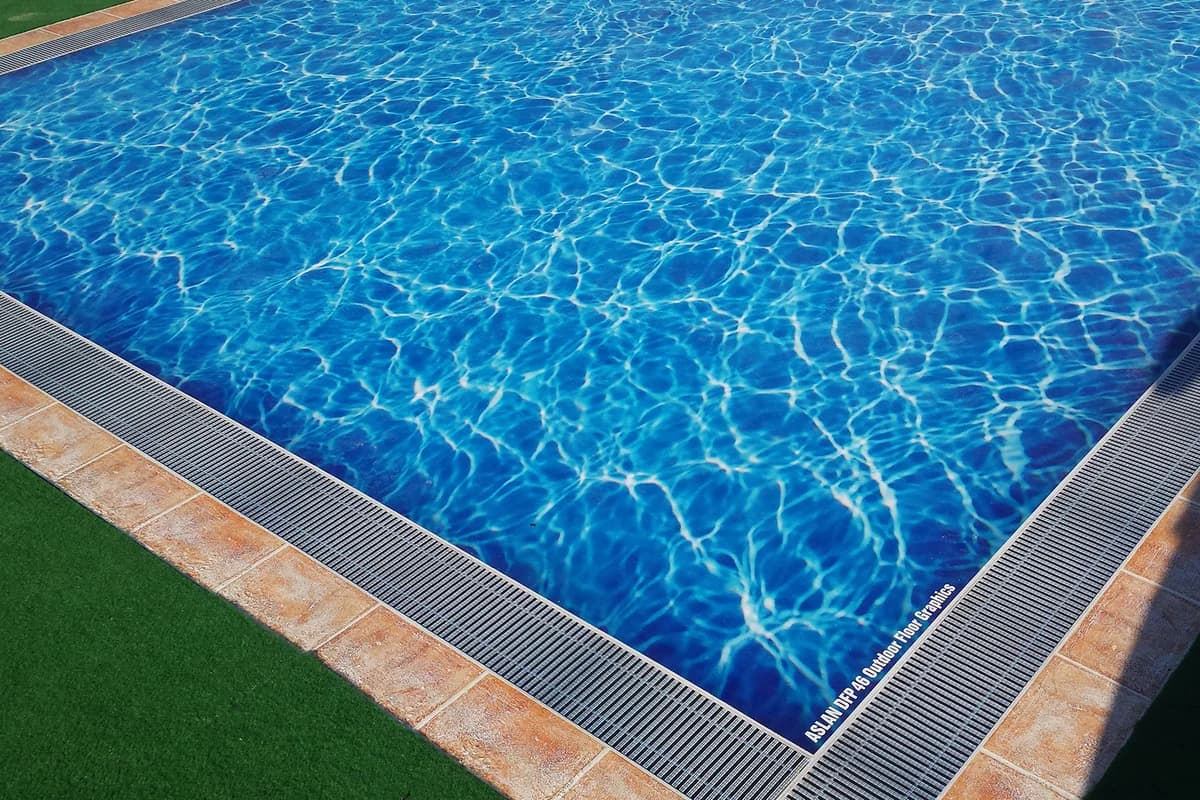 Digitaltryck och golv: poolmotiv printat på golvfolie utomhus
