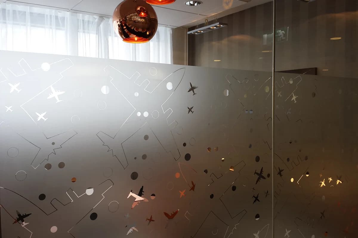 Glasdekor: etsad glasfolie med flygplansmönster på kontorsglas