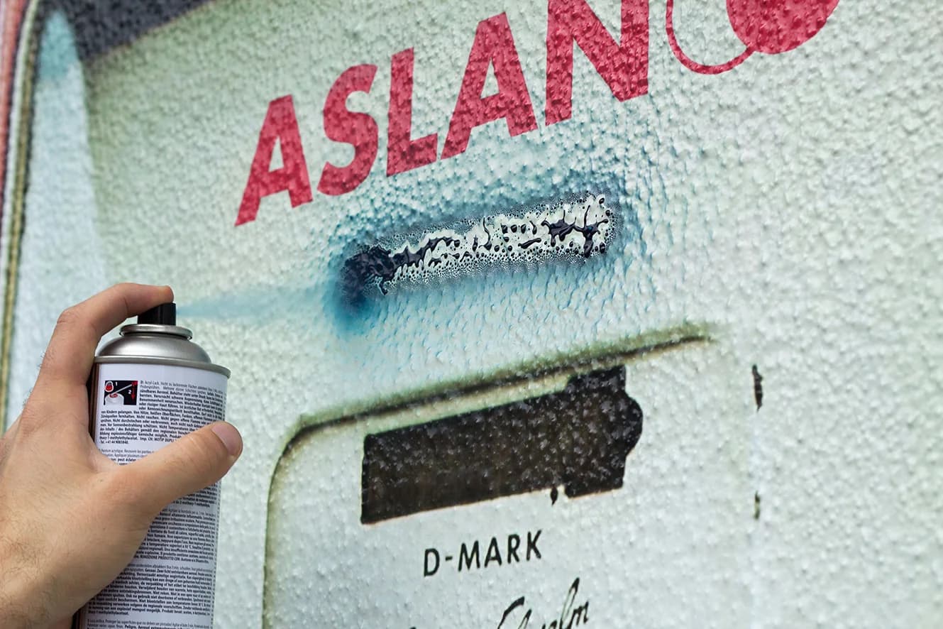 Sprayfärg rinner ner från Aslan SL 99-laminatet i stället för att fästa
