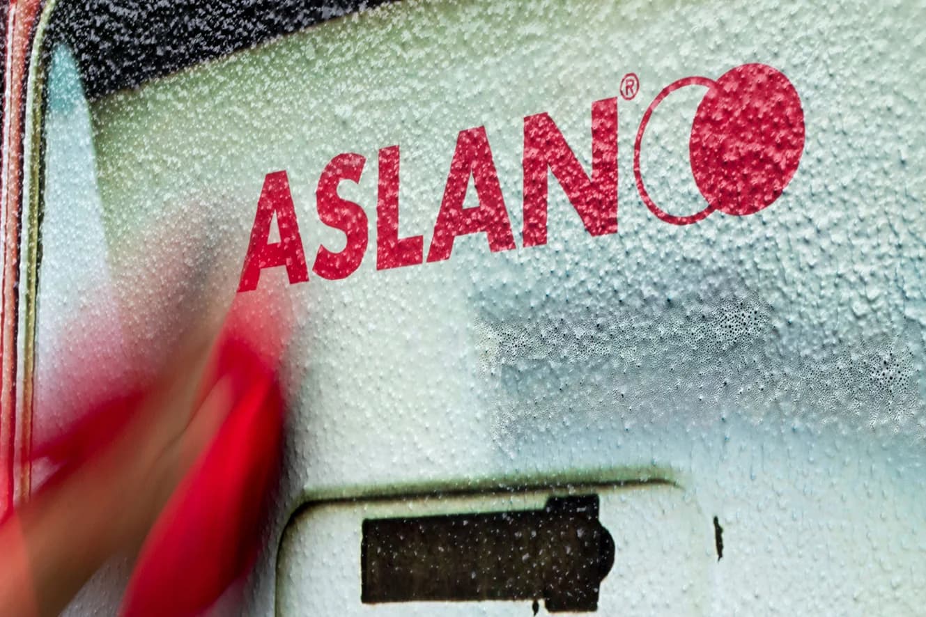 Aslan-laminat efter avtorkning, färgen går av med vanlig trasa